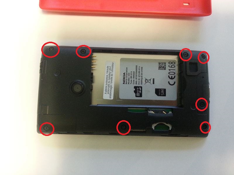 Dévisser le châssis interne du Lumia 520