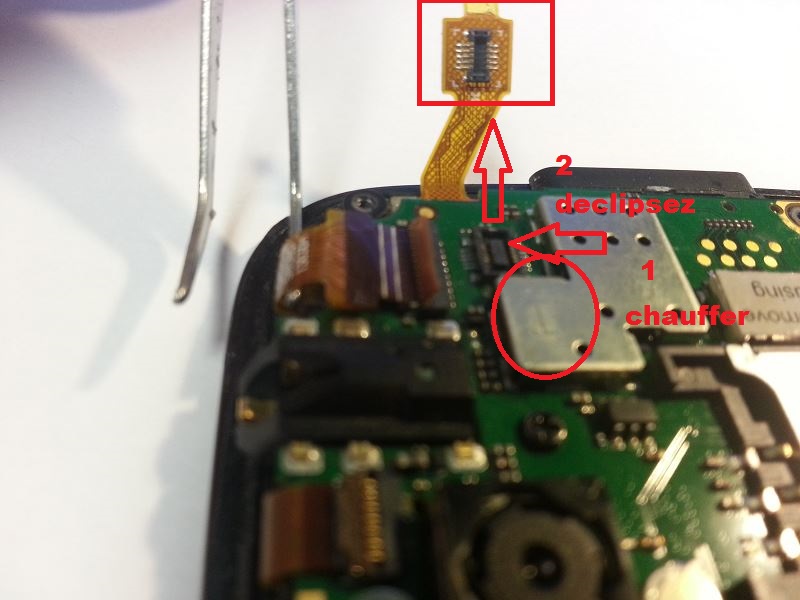 Déconnecter la nappe du LCD du Wiko Peax